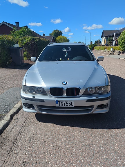 BMW 525i 3 of 4
