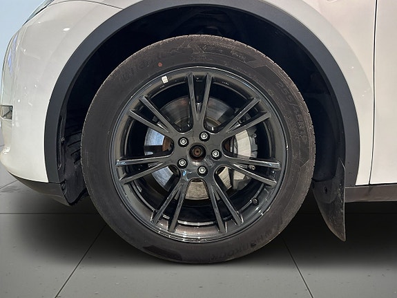 Tesla Model Y 14 of 24