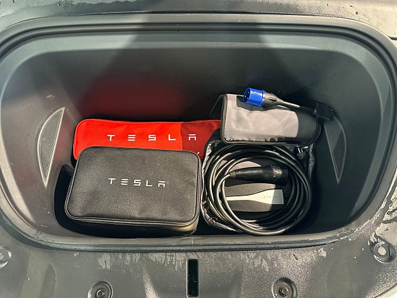 Tesla Model Y 21 of 24