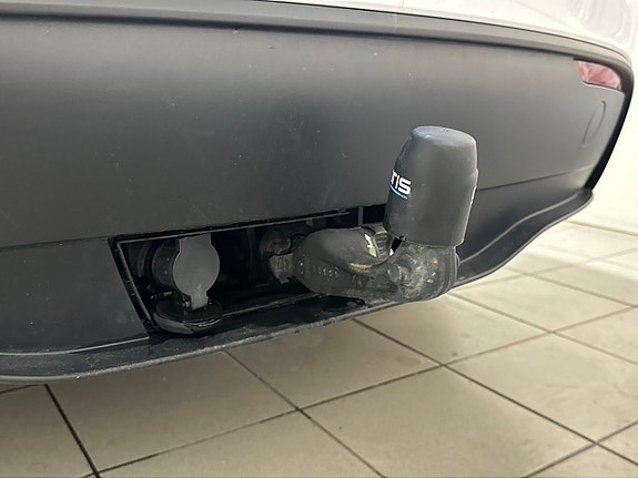 Tesla Model Y 18 of 24