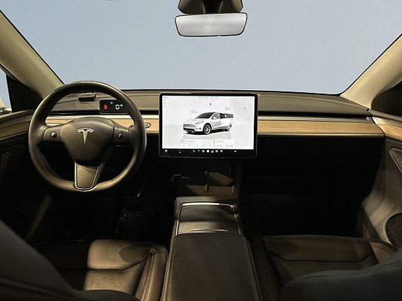 Tesla Model Y 8 of 24