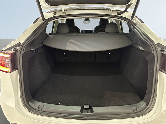Tesla Model Y 12 of 24