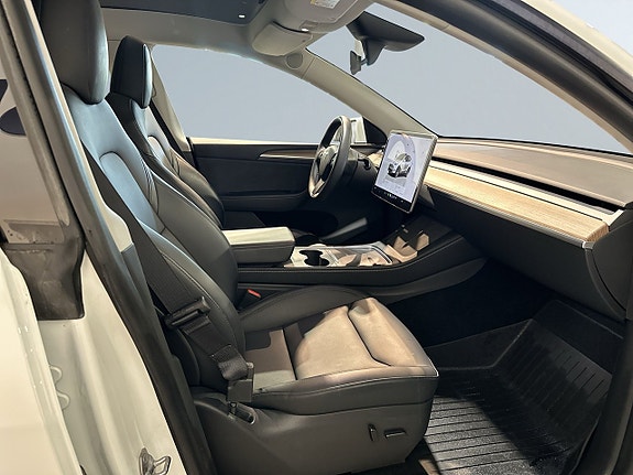 Tesla Model Y 10 of 24