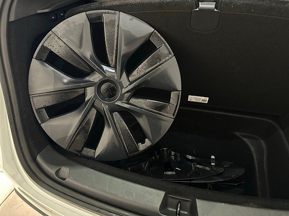 Tesla Model Y 20 of 24