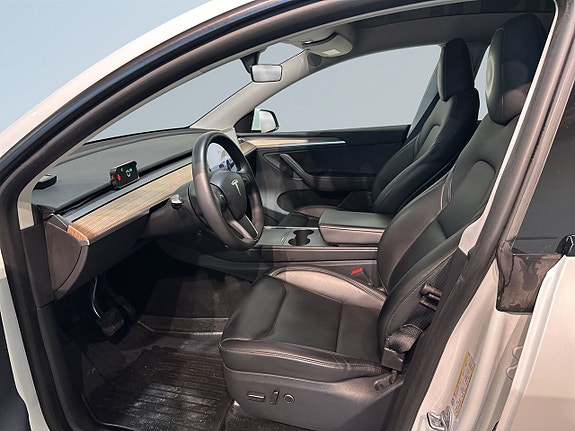 Tesla Model Y 7 of 24