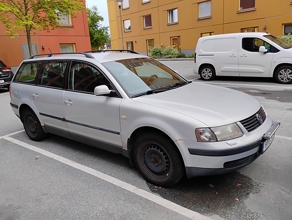 Volkswagen Passat 2 of 7