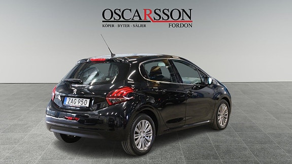 Peugeot 208 4 of 10