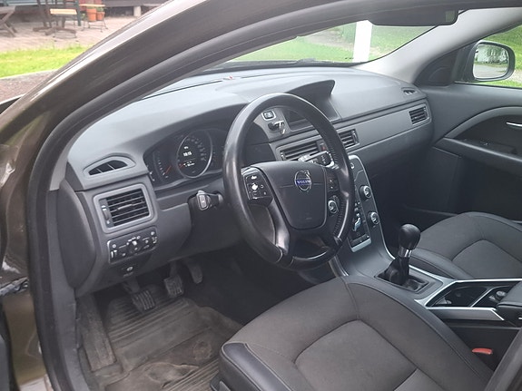 Volvo V70 2 of 7