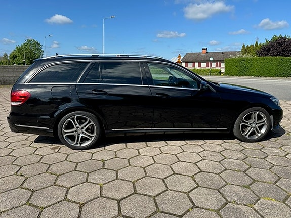 Mercedes-Benz E220 2 of 14