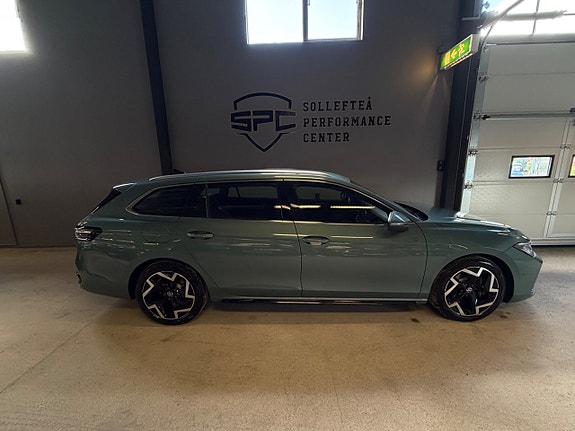 Volkswagen Passat 2 of 14