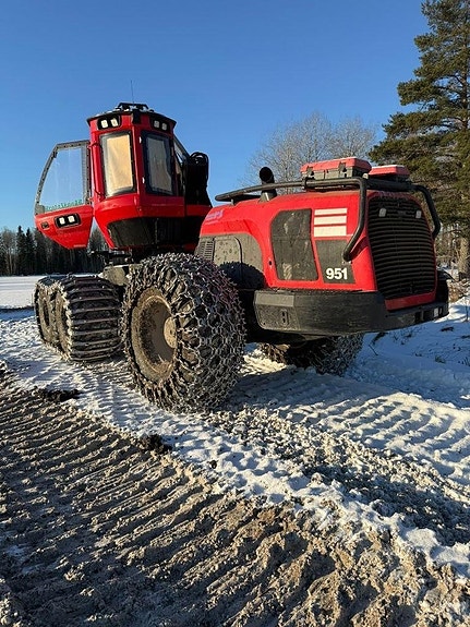 Komatsu 951 2 of 6