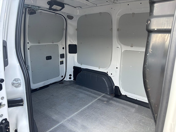 Nissan NV200 13 of 13