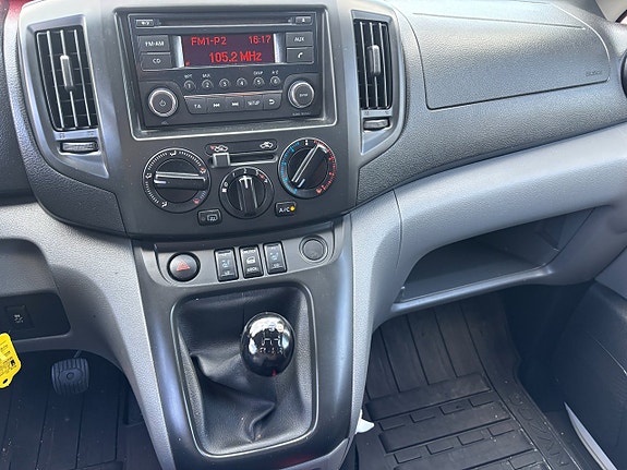 Nissan NV200 10 of 13