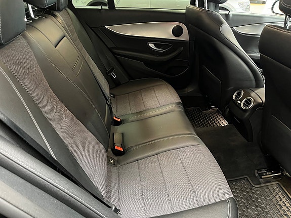 Mercedes-Benz E200 22 of 24