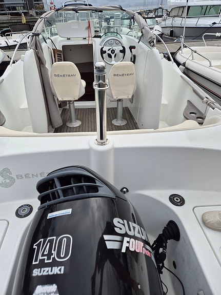 Bénéteau Flyer 650 WA – Suzuki DF140 – 350 h – 2 ägare 8 of 9