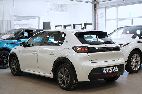 Peugeot e-208 3 of 26