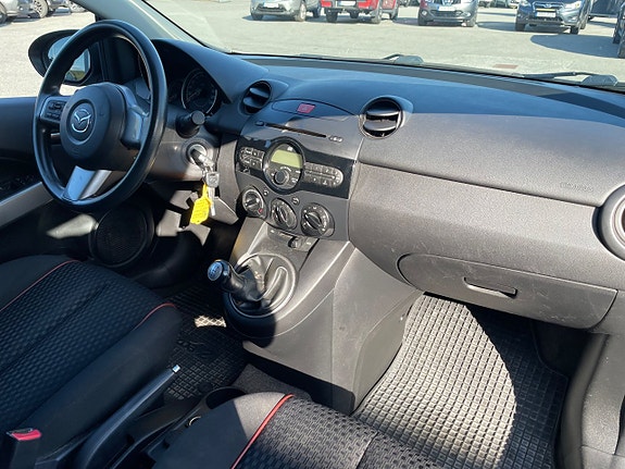 Mazda 2 4 of 4