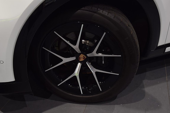 Porsche Cayenne 2 of 16