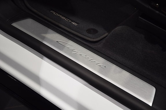 Porsche Cayenne 6 of 16