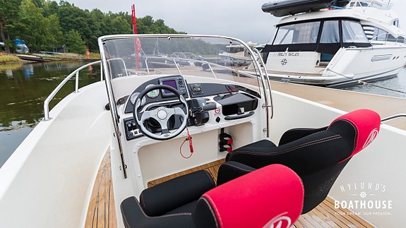 Micore 570 CC | Evinrude E-TEC 115 28 of 30