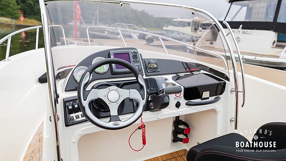 Micore 570 CC | Evinrude E-TEC 115 27 of 30