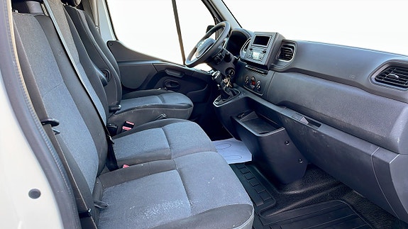 Nissan NV400 3 of 12