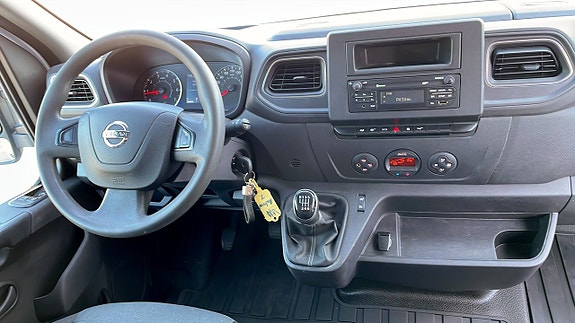 Nissan NV400 4 of 12