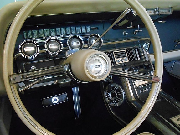 Ford Thunderbird 9 of 21