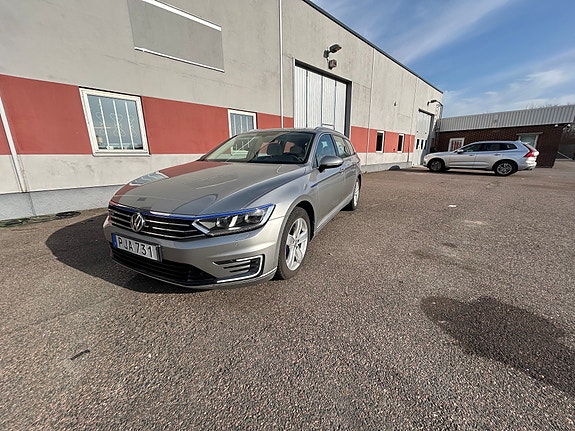 Volkswagen Passat 2 of 7