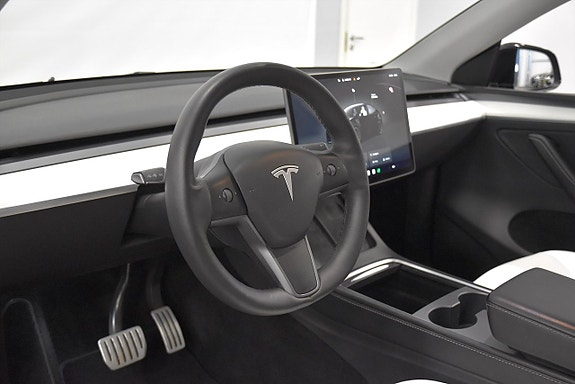 Tesla Model Y 9 of 26