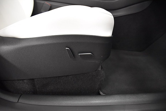 Tesla Model Y 15 of 26