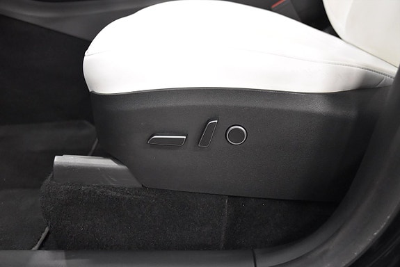 Tesla Model Y 16 of 26