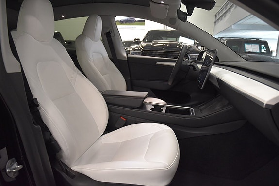 Tesla Model Y 12 of 26