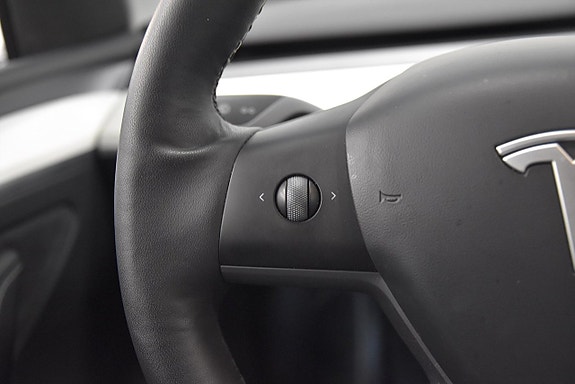 Tesla Model Y 10 of 26