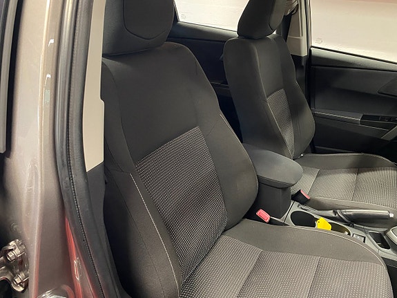 Toyota Auris 13 of 26