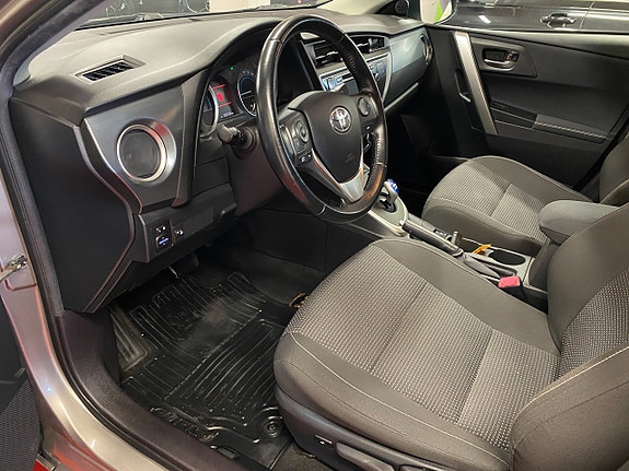 Toyota Auris 10 of 26