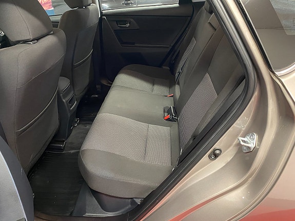 Toyota Auris 23 of 26