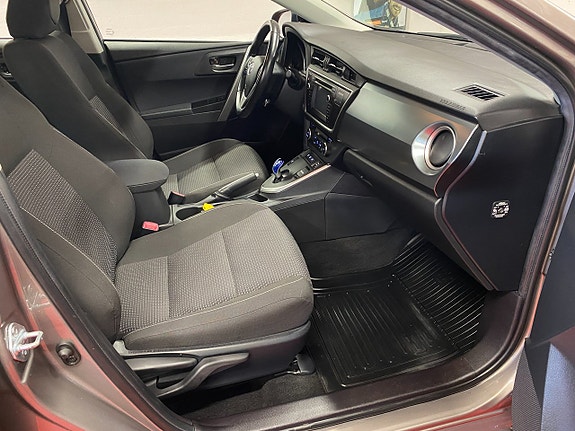 Toyota Auris 11 of 26