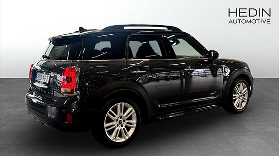 MINI Countryman SE 2 of 9