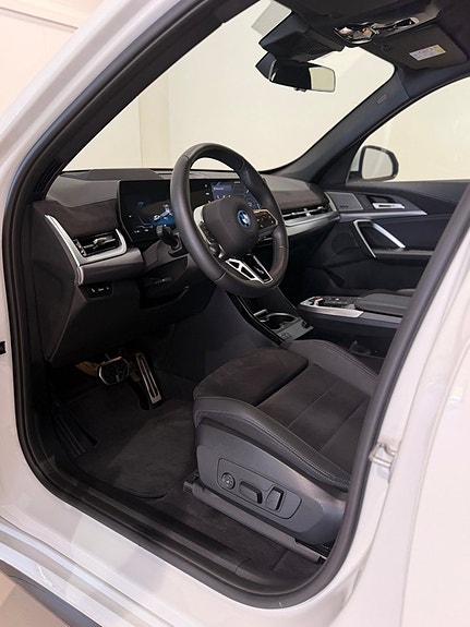 BMW iX1 6 of 15