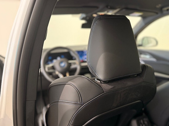 BMW iX1 10 of 15