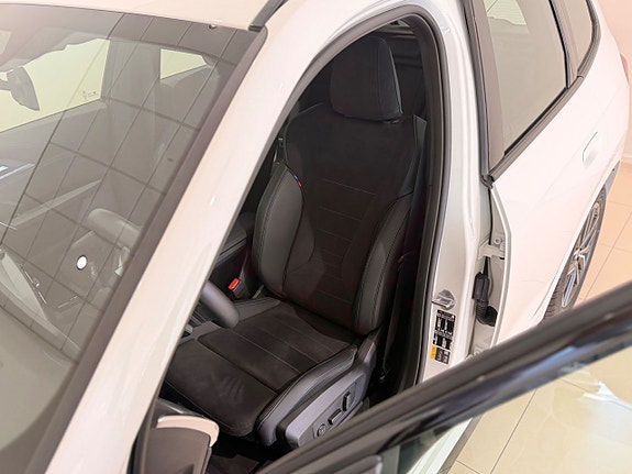 BMW iX1 5 of 15