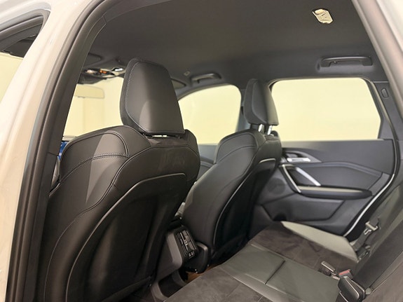 BMW iX1 9 of 15