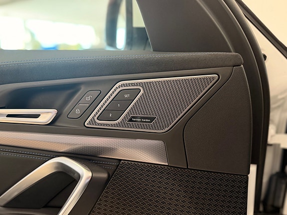BMW iX1 8 of 15