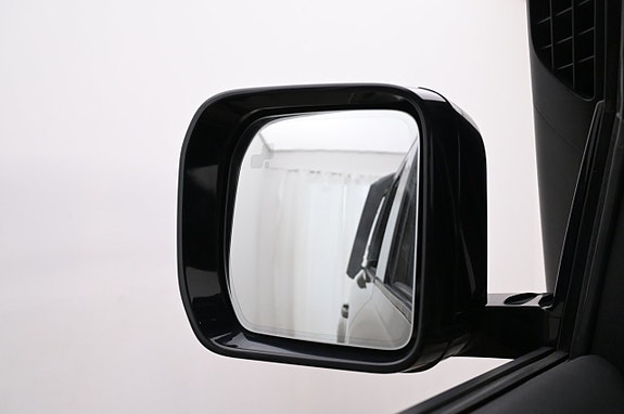 Land Rover Defender 90 21 of 27