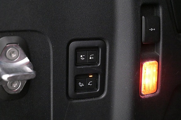 Land Rover Defender 90 23 of 27