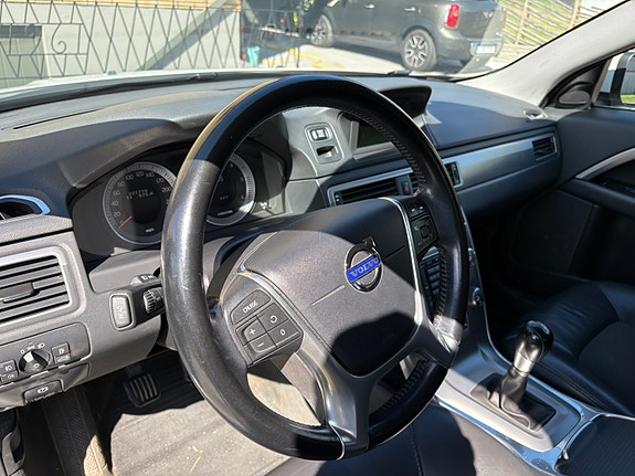 Volvo V70 2 of 3