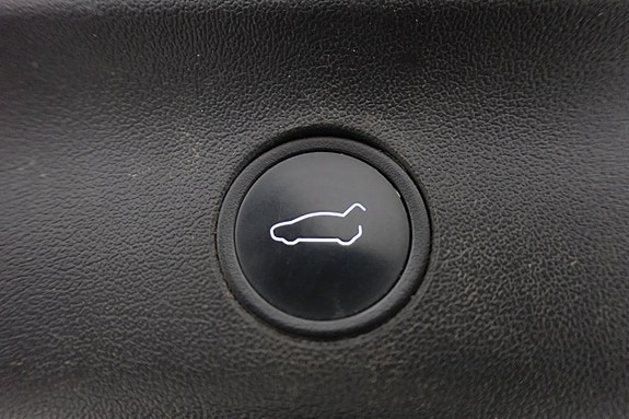 Tesla Model Y 16 of 20