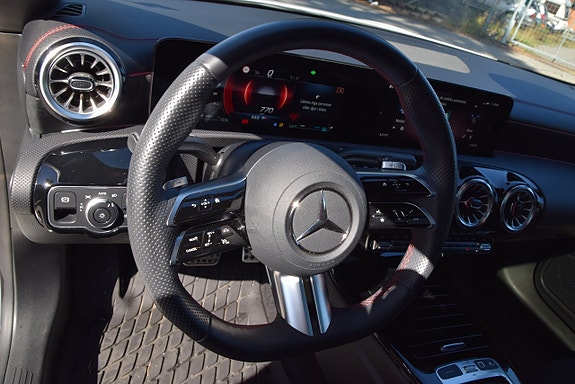 Mercedes-Benz CLA200 18 of 24