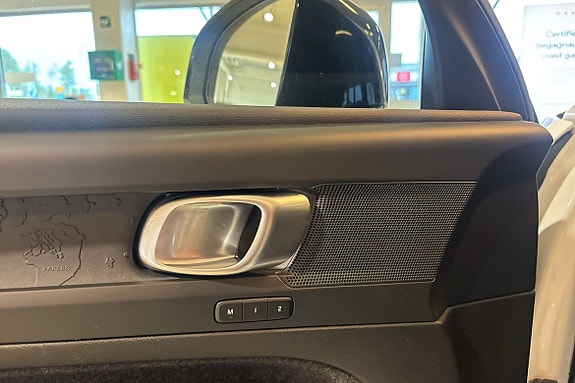 Volvo EX40 17 of 24